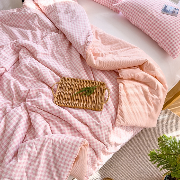 91家纺网 家纺一手货源 找家纺 2025新款无印风夏被 粉小格