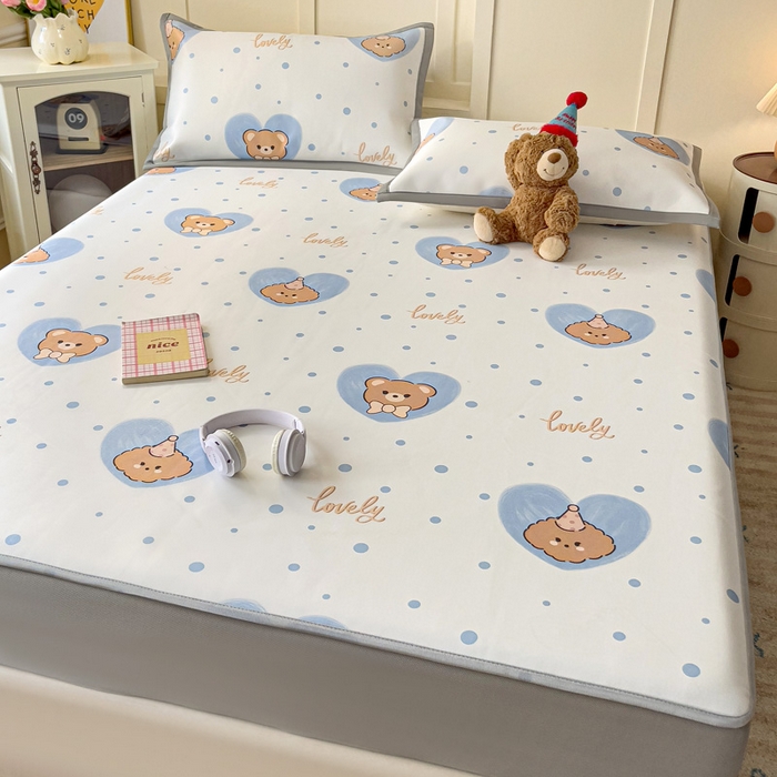 91家纺网 家纺一手货源 找家纺 富馨莱 2025新款床笠款冰藤印花凉席A类抗菌冰丝席支持定制尺寸 爱心小熊