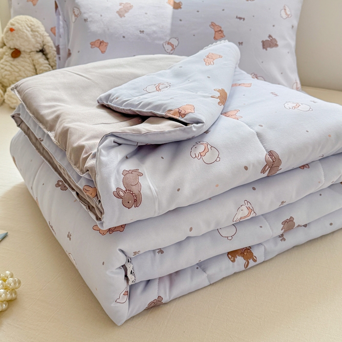 91家纺网 家纺一手货源 找家纺 慕尚家纺 2025新款水洗棉花边工艺羽丝棉卡通系列夏被 中国白兔