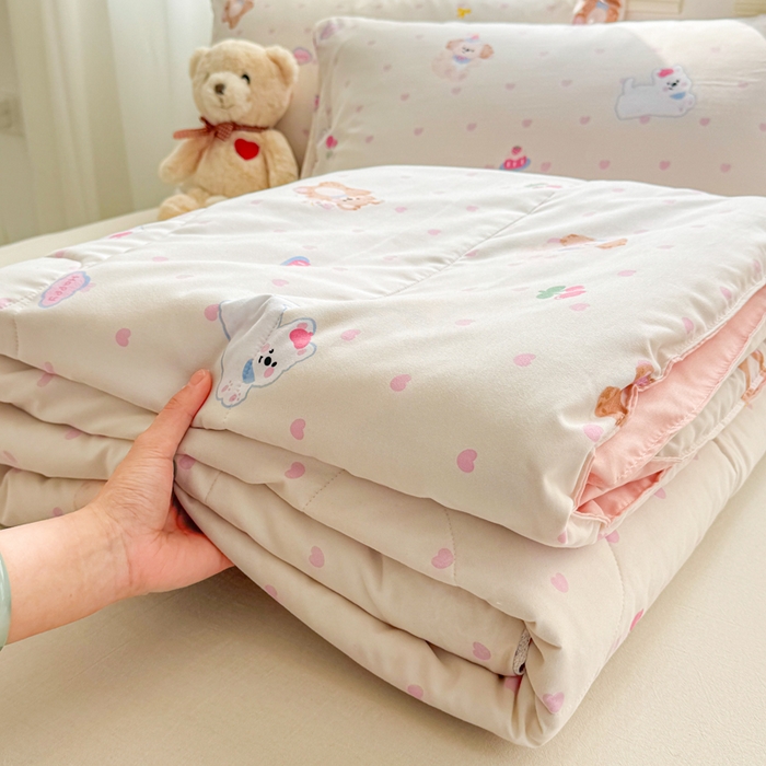 91家纺网 家纺一手货源 找家纺 慕尚家纺 2025新款水洗棉花边工艺羽丝棉卡通系列夏被 哈哈俱乐部