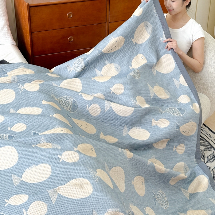 91家纺网 家纺一手货源 找家纺 2025新款A类纯棉针织三层纱提花多功能毯 蓝色-小鱼