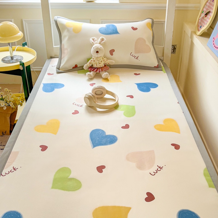 91家纺网 家纺一手货源 找家纺 富馨莱 2025新款学生平铺款冰藤印花凉席A类抗菌冰丝席支持定制尺寸 心意满满