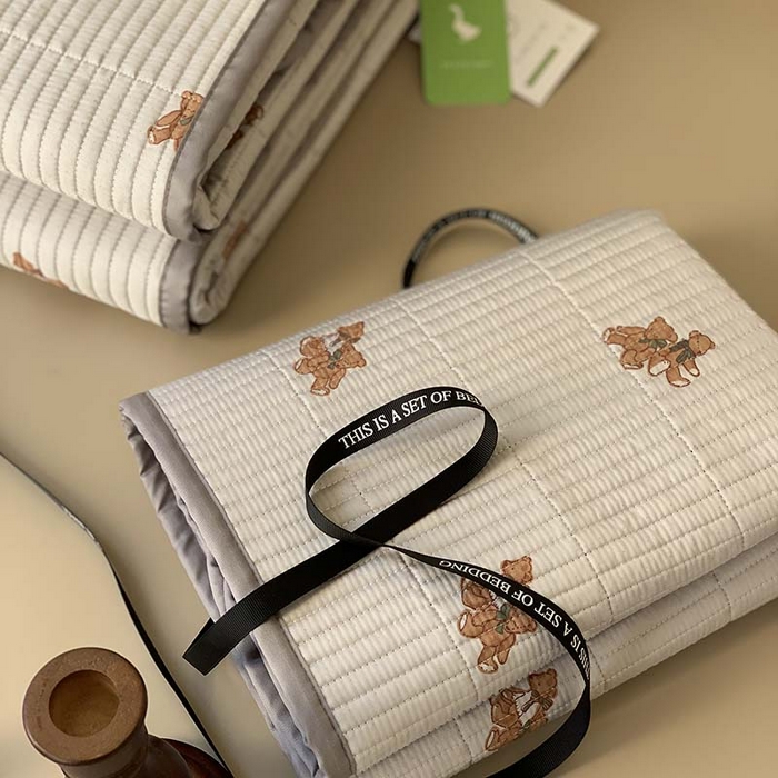 91家纺网 家纺一手货源 找家纺 汇庭 2025新款蔓莎床盖三件套系列-实拍 波特小熊