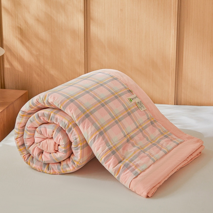 91家纺网 家纺一手货源 找家纺 伊人坊 2025新款A类无印风水洗棉新疆棉花夏被 简兮-粉