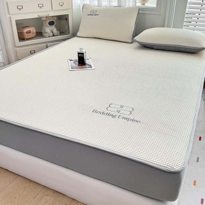 91家纺网 家纺一手货源 找家纺 2025年新款乙纶华夫格刺绣熊猫漫野冰豆豆系列 珍珠白-床笠款