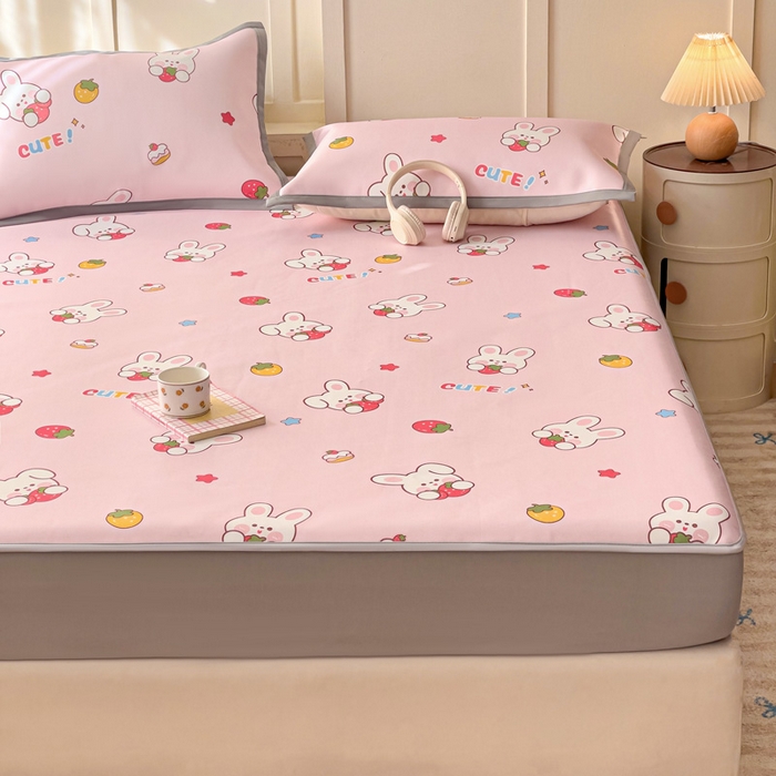 91家纺网 家纺一手货源 找家纺 富馨莱 2025新款床笠款冰藤印花凉席A类抗菌冰丝席支持定制尺寸 甜心兔