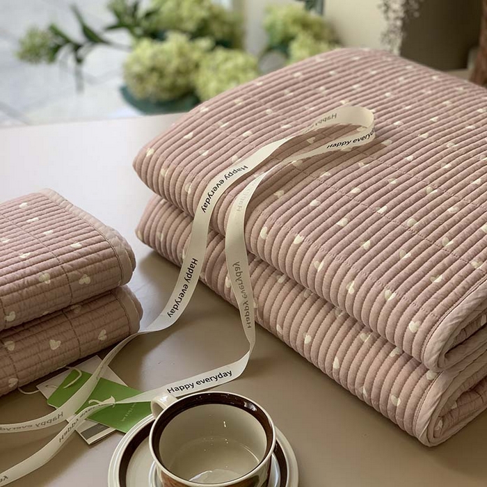 91家纺网 家纺一手货源 找家纺 汇庭 2025新款蔓莎床盖三件套系列-实拍 小爱心粉