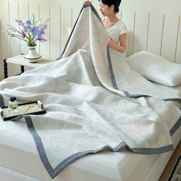 91家纺网 家纺一手货源 找家纺 2025新款A类纯棉针织三层纱提花多功能毯 青色-花叶