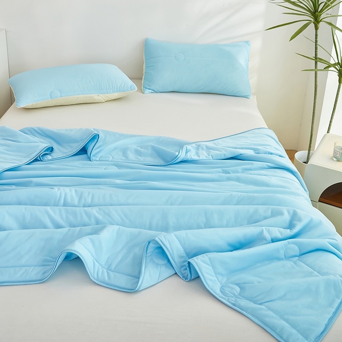 91家纺网 家纺一手货源 找家纺 柏薇 2025新款纯色冰激凌凉感丝夏凉被空调被 冰激凌夏被-月光蓝