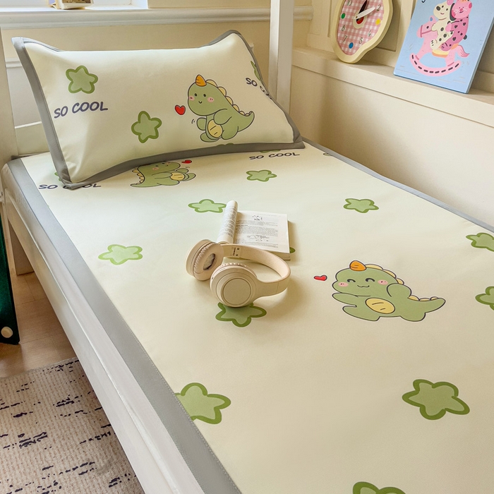 91家纺网 家纺一手货源 找家纺 富馨莱 2025新款学生平铺款冰藤印花凉席A类抗菌冰丝席支持定制尺寸 小萌龙