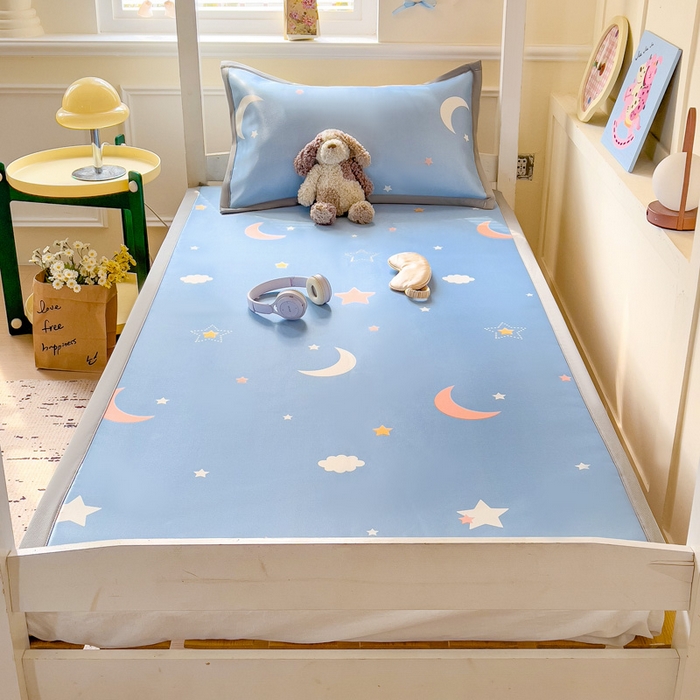 91家纺网 家纺一手货源 找家纺 富馨莱 2025新款学生平铺款冰藤印花凉席A类抗菌冰丝席支持定制尺寸 星空