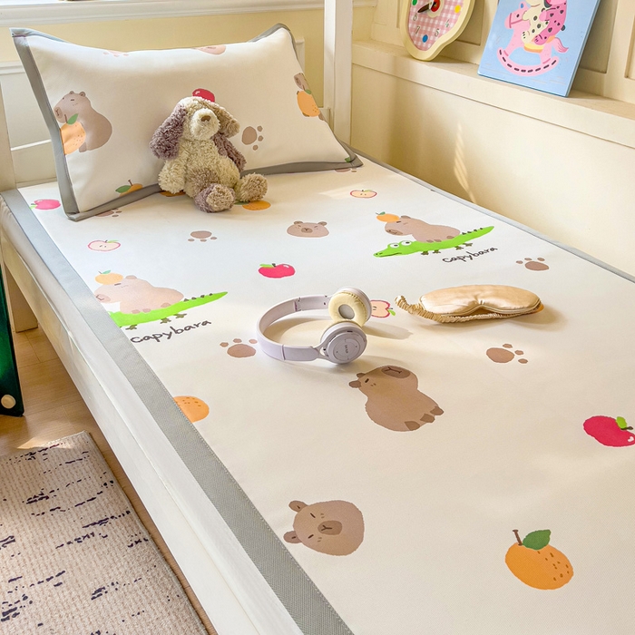 91家纺网 家纺一手货源 找家纺 富馨莱 2025新款学生平铺款冰藤印花凉席A类抗菌冰丝席支持定制尺寸 卡皮熊