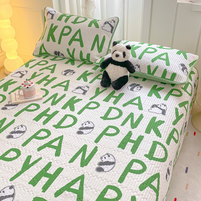 91家纺网 家纺一手货源 找家纺 顺顺家纺 2025新款全棉卡通夹棉床盖 熊猫宝贝