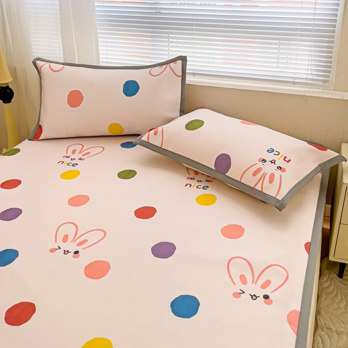 91家纺网 家纺一手货源 找家纺 富馨莱 2025新款平铺款冰藤印花凉席A类抗菌冰丝席支持定制尺寸 圆点兔兔