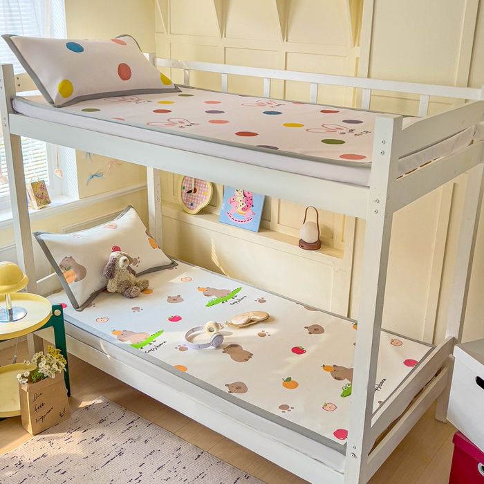 91家纺网 家纺一手货源 找家纺 富馨莱 2025新款学生平铺款冰藤印花凉席A类抗菌冰丝席支持定制尺寸 卡皮熊