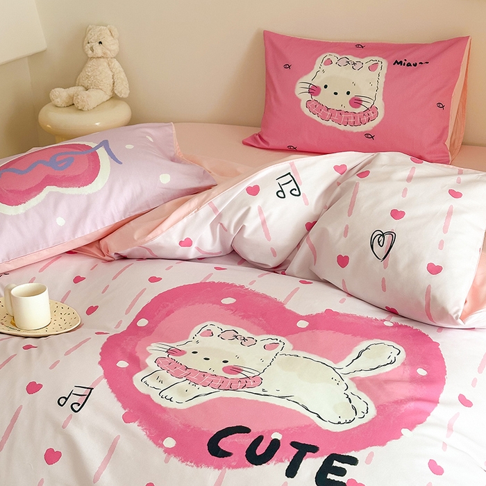 91家纺网 家纺一手货源 找家纺 花言狐语 2025新款全棉13372卡通大版数码印花四件套（提供买家秀） 爱心猫