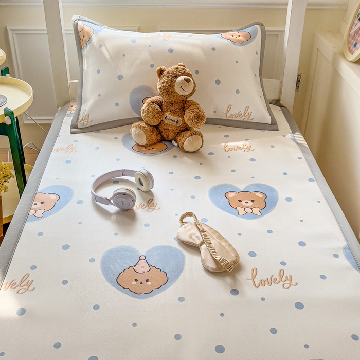 91家纺网 家纺一手货源 找家纺 富馨莱 2025新款学生平铺款冰藤印花凉席A类抗菌冰丝席支持定制尺寸 爱心小熊