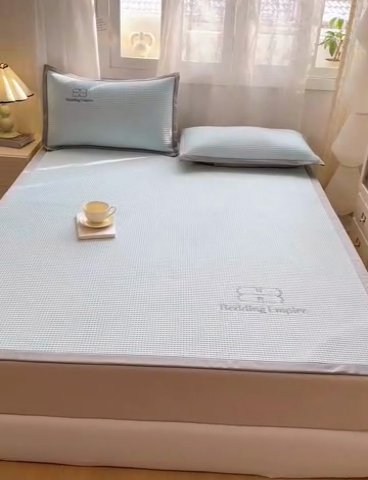 91家纺网 家纺一手货源 找家纺 2025年新款乙纶华夫格刺绣熊猫漫野冰豆豆系列 天空蓝-床席款