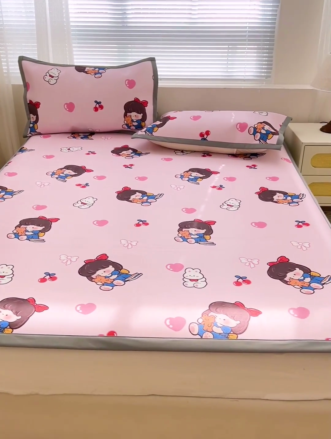 91家纺网 家纺一手货源 找家纺 富馨莱 2025新款平铺款冰藤印花凉席A类抗菌冰丝席支持定制尺寸 元气女孩