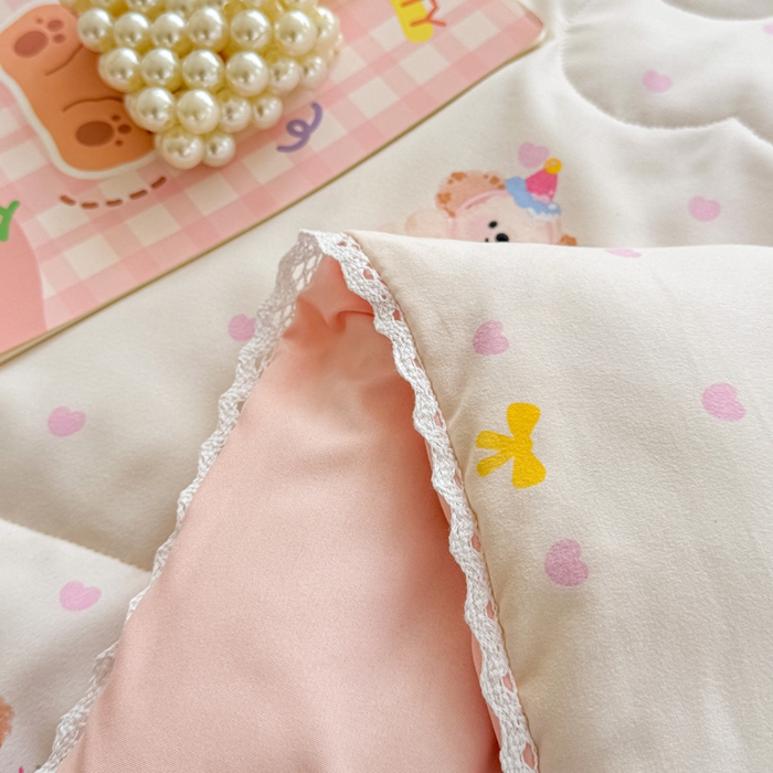 91家纺网 家纺一手货源 找家纺 慕尚家纺 2025新款水洗棉花边工艺羽丝棉卡通系列夏被 哈哈俱乐部