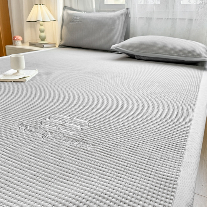 91家纺网 家纺一手货源 找家纺 2025年新款乙纶华夫格刺绣熊猫漫野冰豆豆系列 山灰-床席款