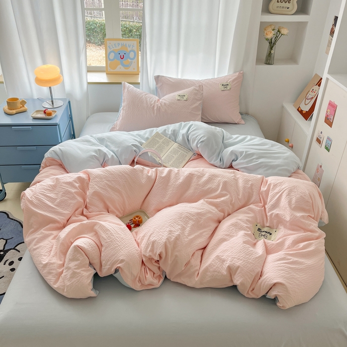 91家纺网 家纺一手货源 找家纺 桃心家居 2025新款A类韩系亲肤软糯甜格泡泡水洗棉撞色奶呼呼织标蝴蝶少女四件套 泡泡水洗棉-甜格粉蓝