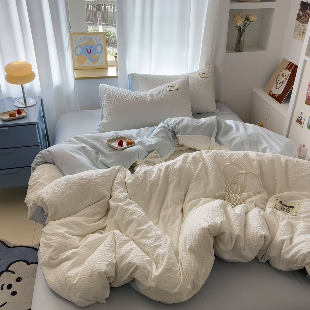 91家纺网 家纺一手货源 找家纺 桃心家居 2025新款A类韩系亲肤软糯甜格泡泡水洗棉撞色奶呼呼织标蝴蝶少女四件套 泡泡水洗棉-甜格奶白蓝