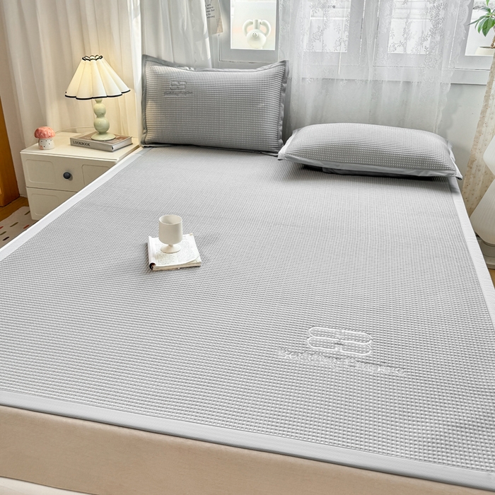 91家纺网 家纺一手货源 找家纺 2025年新款乙纶华夫格刺绣熊猫漫野冰豆豆系列 山灰-床席款