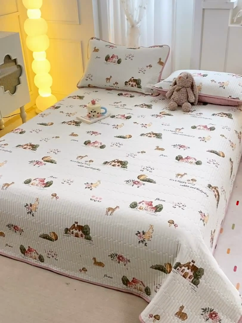 91家纺网 家纺一手货源 找家纺 顺顺家纺 2025新款全棉卡通夹棉床盖 童年趣事