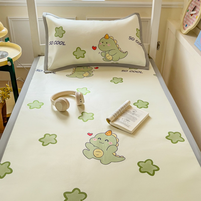 91家纺网 家纺一手货源 找家纺 富馨莱 2025新款学生平铺款冰藤印花凉席A类抗菌冰丝席支持定制尺寸 小萌龙