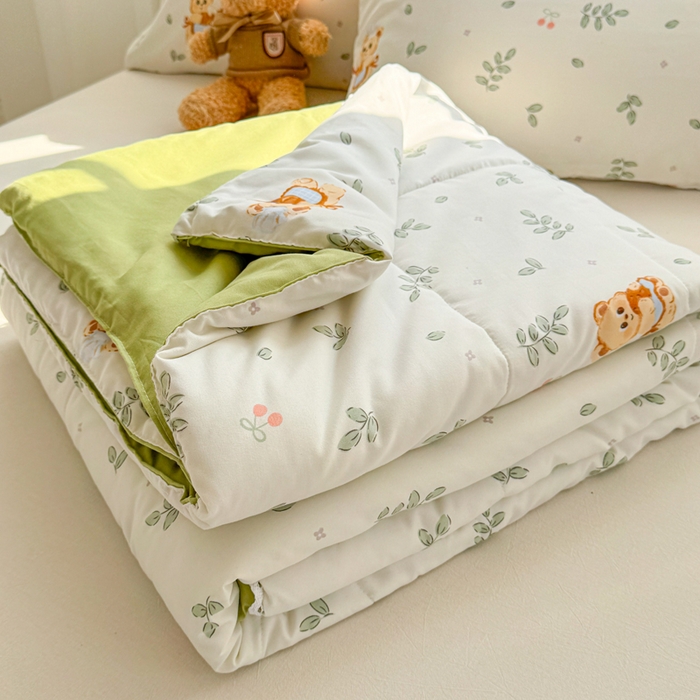 91家纺网 家纺一手货源 找家纺 慕尚家纺 2025新款水洗棉花边工艺羽丝棉卡通系列夏被 邻家小熊