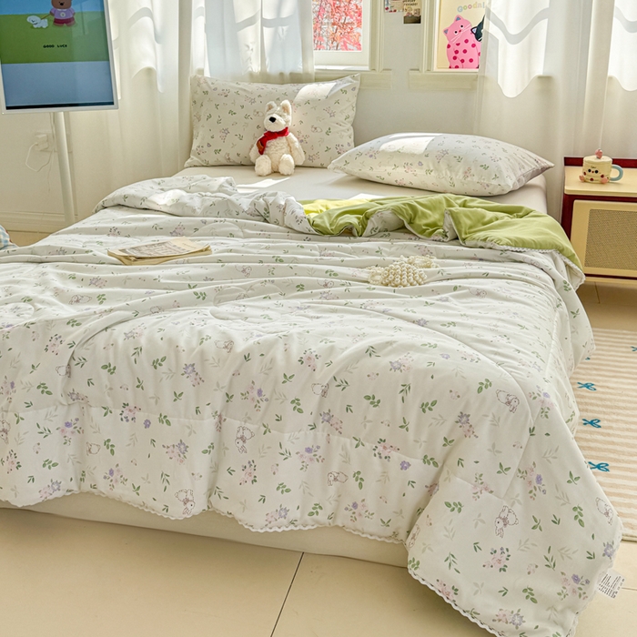 91家纺网 家纺一手货源 找家纺 慕尚家纺 2025新款水洗棉花边工艺羽丝棉卡通系列夏被 花朵兔