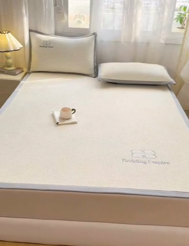 91家纺网 家纺一手货源 找家纺 2025年新款乙纶华夫格刺绣熊猫漫野冰豆豆系列 珍珠白-床席款