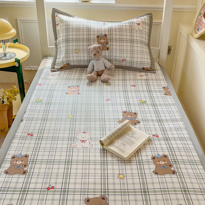 91家纺网 家纺一手货源 找家纺 富馨莱 2025新款学生平铺款冰藤印花凉席A类抗菌冰丝席支持定制尺寸 格子熊