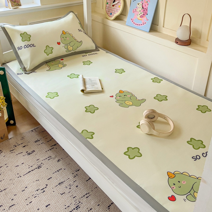 91家纺网 家纺一手货源 找家纺 富馨莱 2025新款学生平铺款冰藤印花凉席A类抗菌冰丝席支持定制尺寸 小萌龙