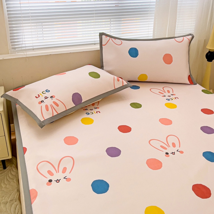 91家纺网 家纺一手货源 找家纺 富馨莱 2025新款平铺款冰藤印花凉席A类抗菌冰丝席支持定制尺寸 圆点兔兔