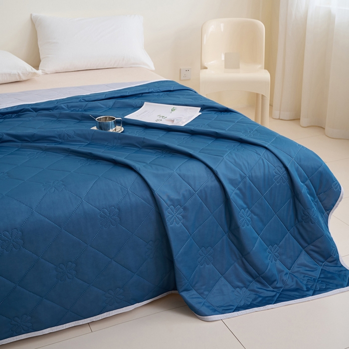 91家纺网 家纺一手货源 找家纺 畅销被业 2025新款A类凉感丝纯色压花夏被系列直播外贸跨境 湖蓝