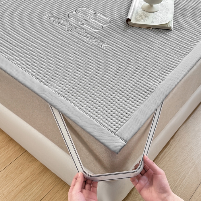 91家纺网 家纺一手货源 找家纺 2025年新款乙纶华夫格刺绣熊猫漫野冰豆豆系列 山灰-床席款