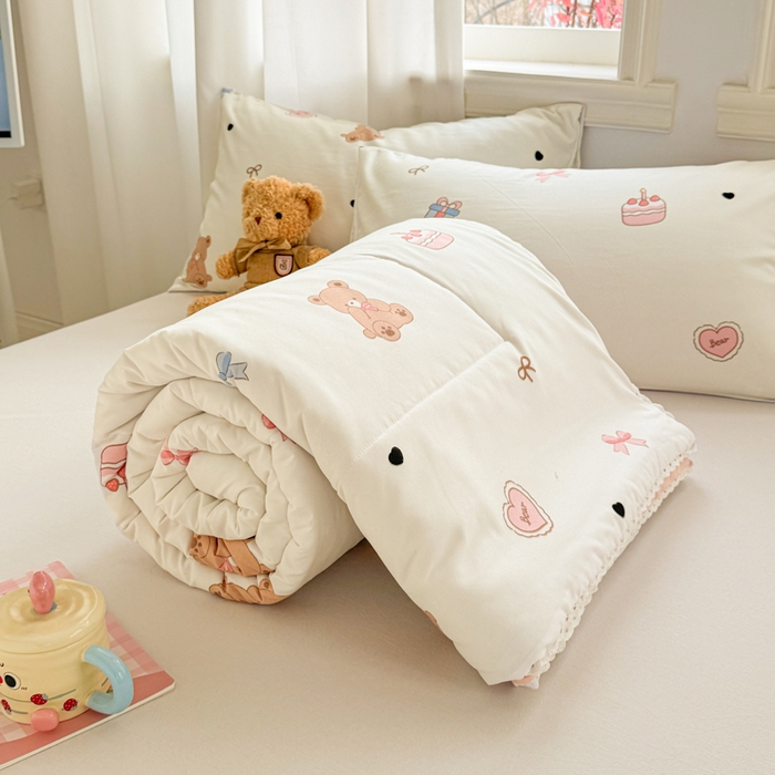 91家纺网 家纺一手货源 找家纺 慕尚家纺 2025新款水洗棉花边工艺羽丝棉卡通系列夏被 甜品小熊