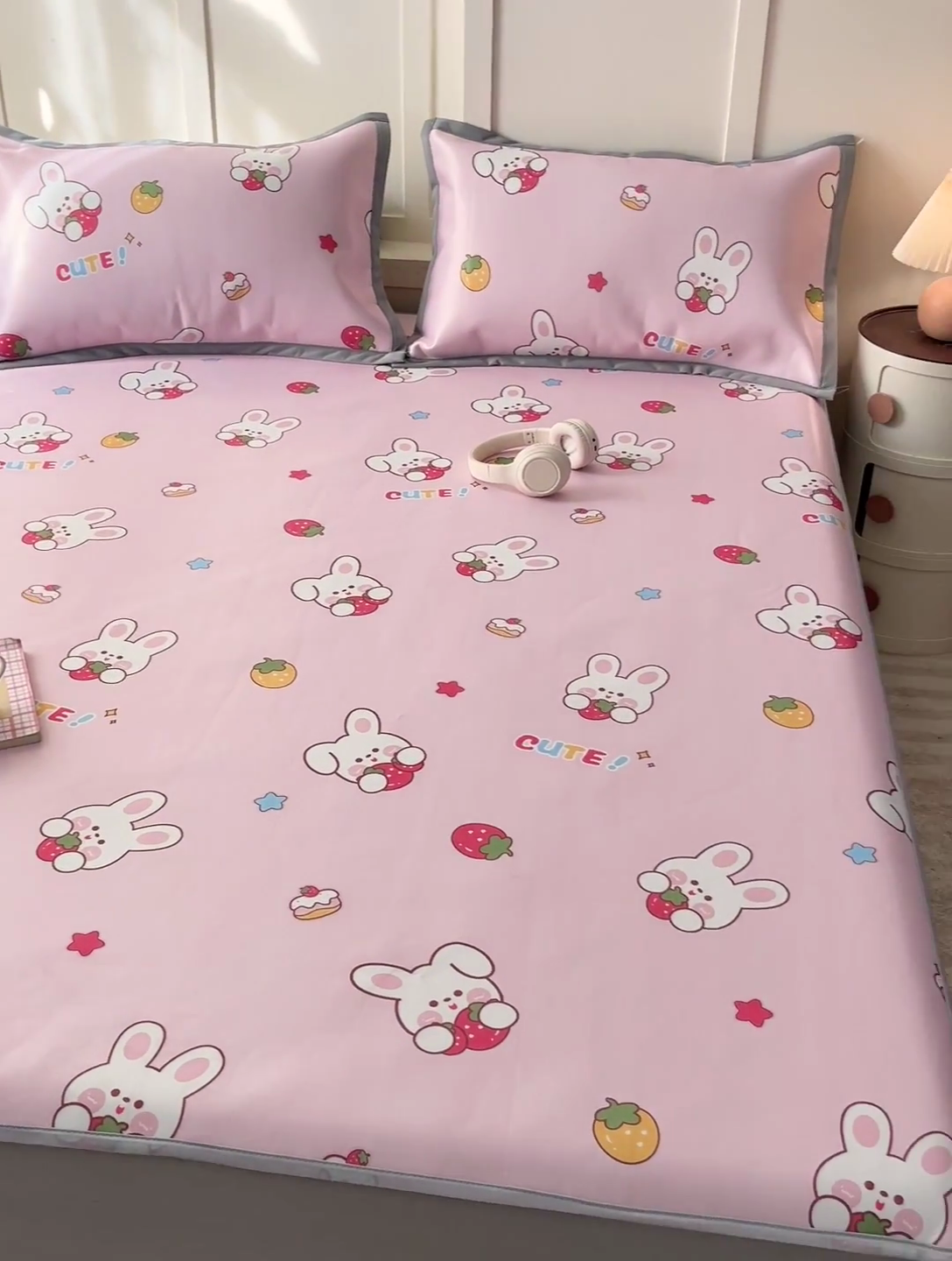 91家纺网 家纺一手货源 找家纺 富馨莱 2025新款床笠款冰藤印花凉席A类抗菌冰丝席支持定制尺寸 甜心兔