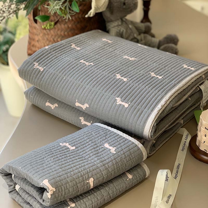 91家纺网 家纺一手货源 找家纺 汇庭 2025新款蔓莎床盖三件套系列-实拍 小狗凯瑞