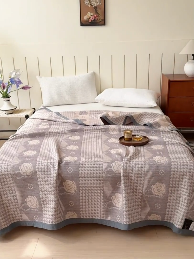 91家纺网 家纺一手货源 找家纺 2025新款A类纯棉针织三层纱提花多功能毯 灰色-花园