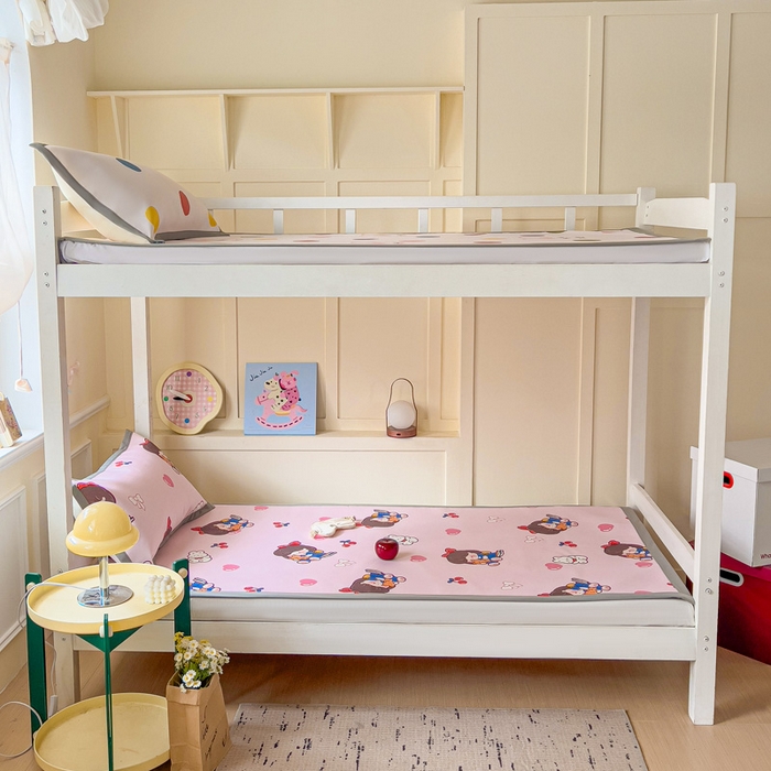 91家纺网 家纺一手货源 找家纺 富馨莱 2025新款学生平铺款冰藤印花凉席A类抗菌冰丝席支持定制尺寸 元气女孩