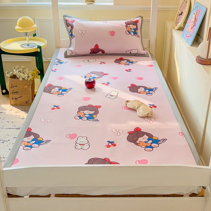 91家纺网 家纺一手货源 找家纺 富馨莱 2025新款学生平铺款冰藤印花凉席A类抗菌冰丝席支持定制尺寸 元气女孩