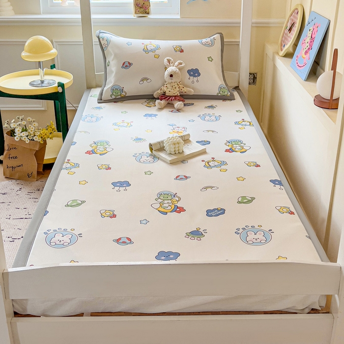 91家纺网 家纺一手货源 找家纺 富馨莱 2025新款学生平铺款冰藤印花凉席A类抗菌冰丝席支持定制尺寸 宇航员