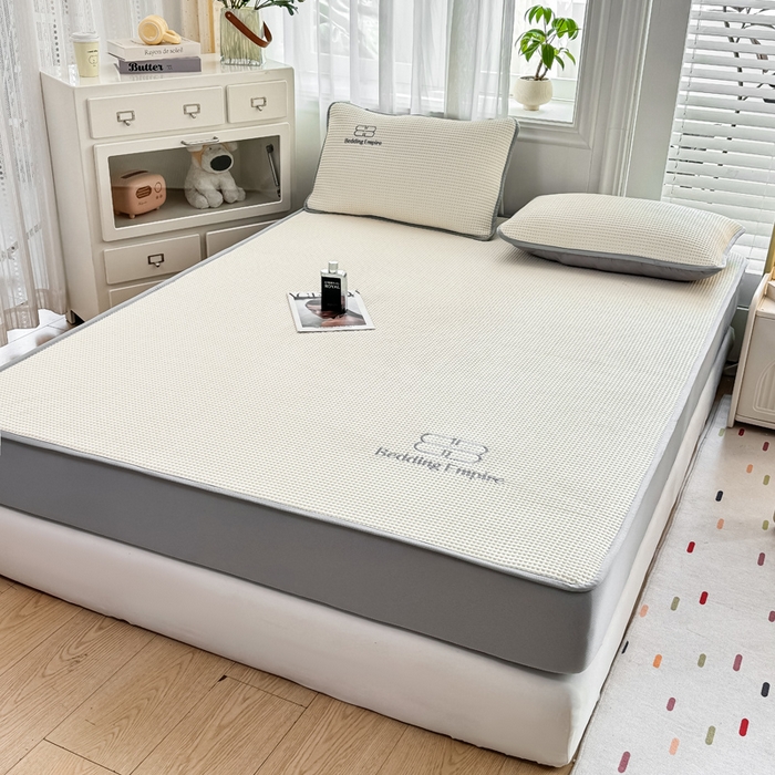 91家纺网 家纺一手货源 找家纺 2025年新款乙纶华夫格刺绣熊猫漫野冰豆豆系列 珍珠白-床笠款