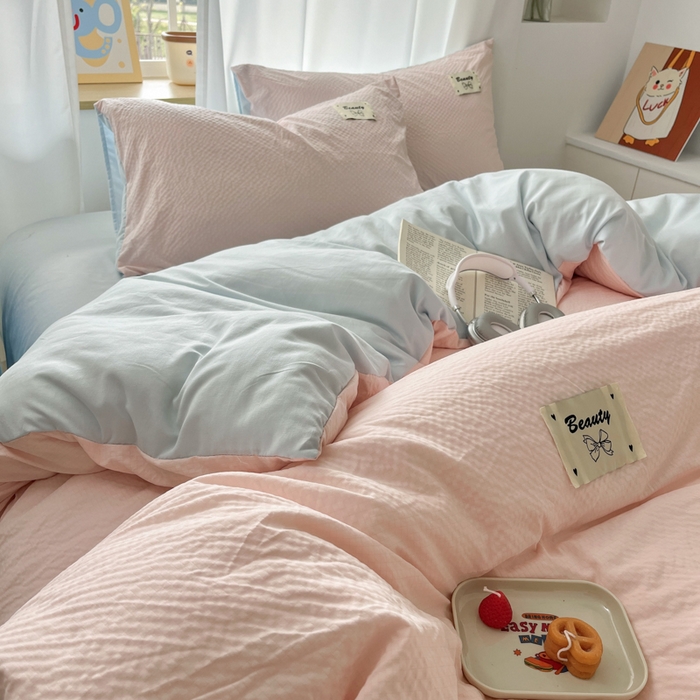 91家纺网 家纺一手货源 找家纺 桃心家居 2025新款A类韩系亲肤软糯甜格泡泡水洗棉撞色奶呼呼织标蝴蝶少女四件套 泡泡水洗棉-甜格粉蓝