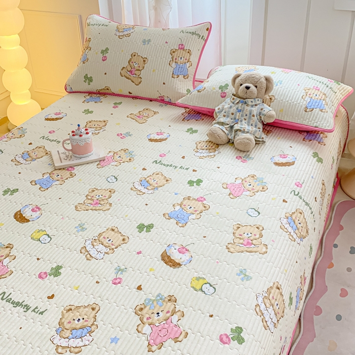 91家纺网 家纺一手货源 找家纺 顺顺家纺 2025新款全棉卡通夹棉床盖 小熊莫尼