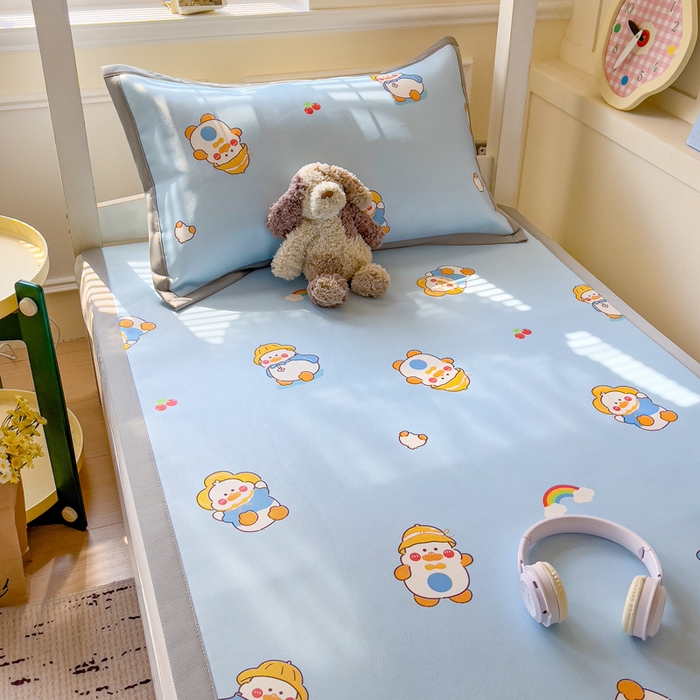 91家纺网 家纺一手货源 找家纺 富馨莱 2025新款学生平铺款冰藤印花凉席A类抗菌冰丝席支持定制尺寸 开心鸭