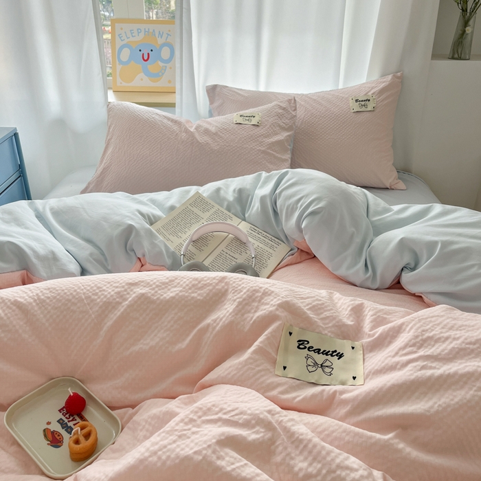 91家纺网 家纺一手货源 找家纺 桃心家居 2025新款A类韩系亲肤软糯甜格泡泡水洗棉撞色奶呼呼织标蝴蝶少女四件套 泡泡水洗棉-甜格粉蓝